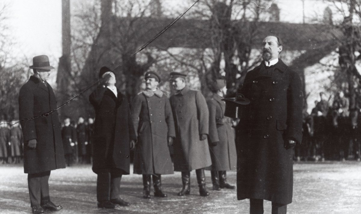 VIHKAS VIINA: Peaminister ja riigivanem Jaan Tõnisson vabariigi aastapäeva paraadil 24. veebruaril 1920 Vabaduse platsil kõnelemas.
