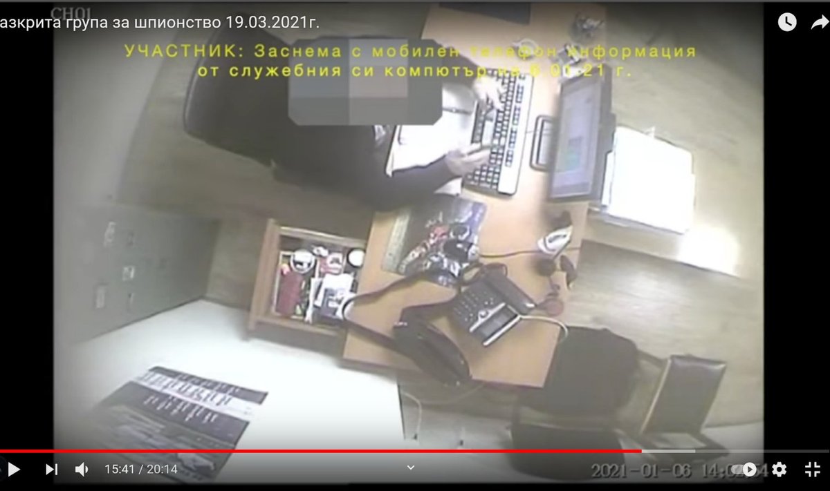 Töö käib: kaitseministeeriumi töötaja filmib telefoniga arvutiekraani materjale. 