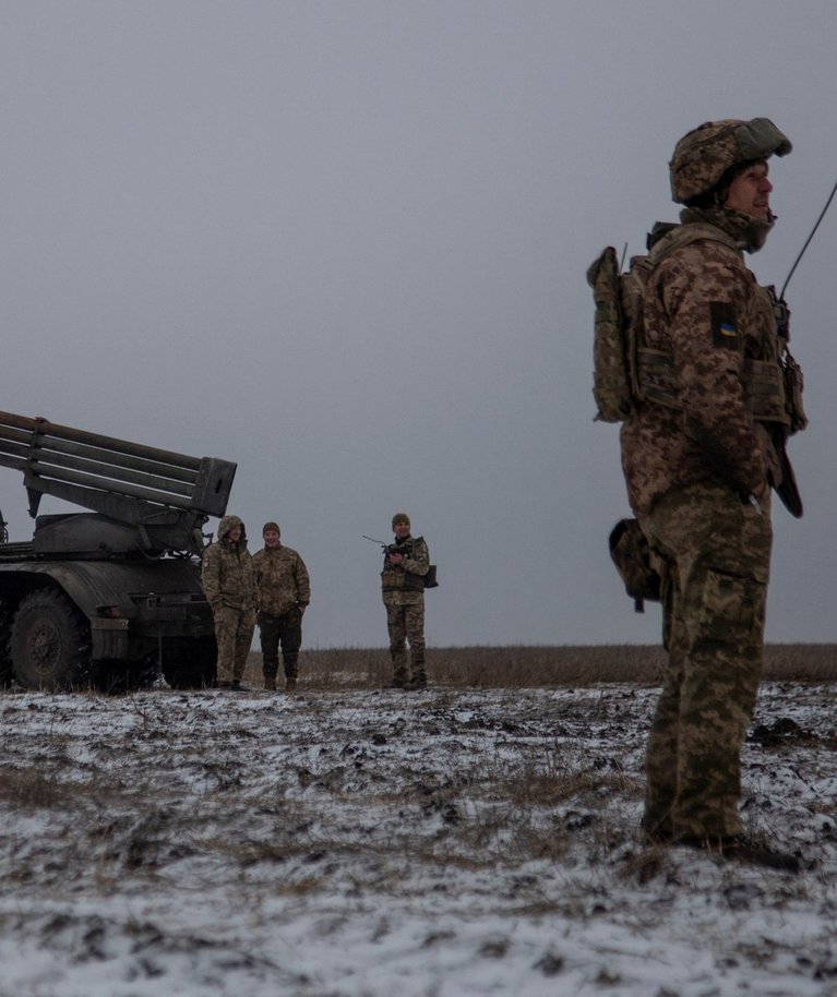 Ukraina sõjaväelased stardiraketisüsteemi BM-21 Grad kõrval. Foto tehtud 15. jaanuaril 2023.