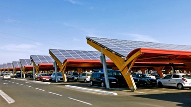 Väärt eeskuju: Prantsusmaa autoparklad tuleb katta päikesepaneelidega – tulemuseks 10 tuumajaama jagu energiat