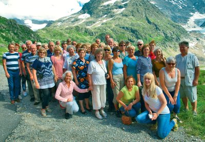 Maakodu lugejareisil osalejad Šveitsi lumiste mäetippude ja liustike ees.