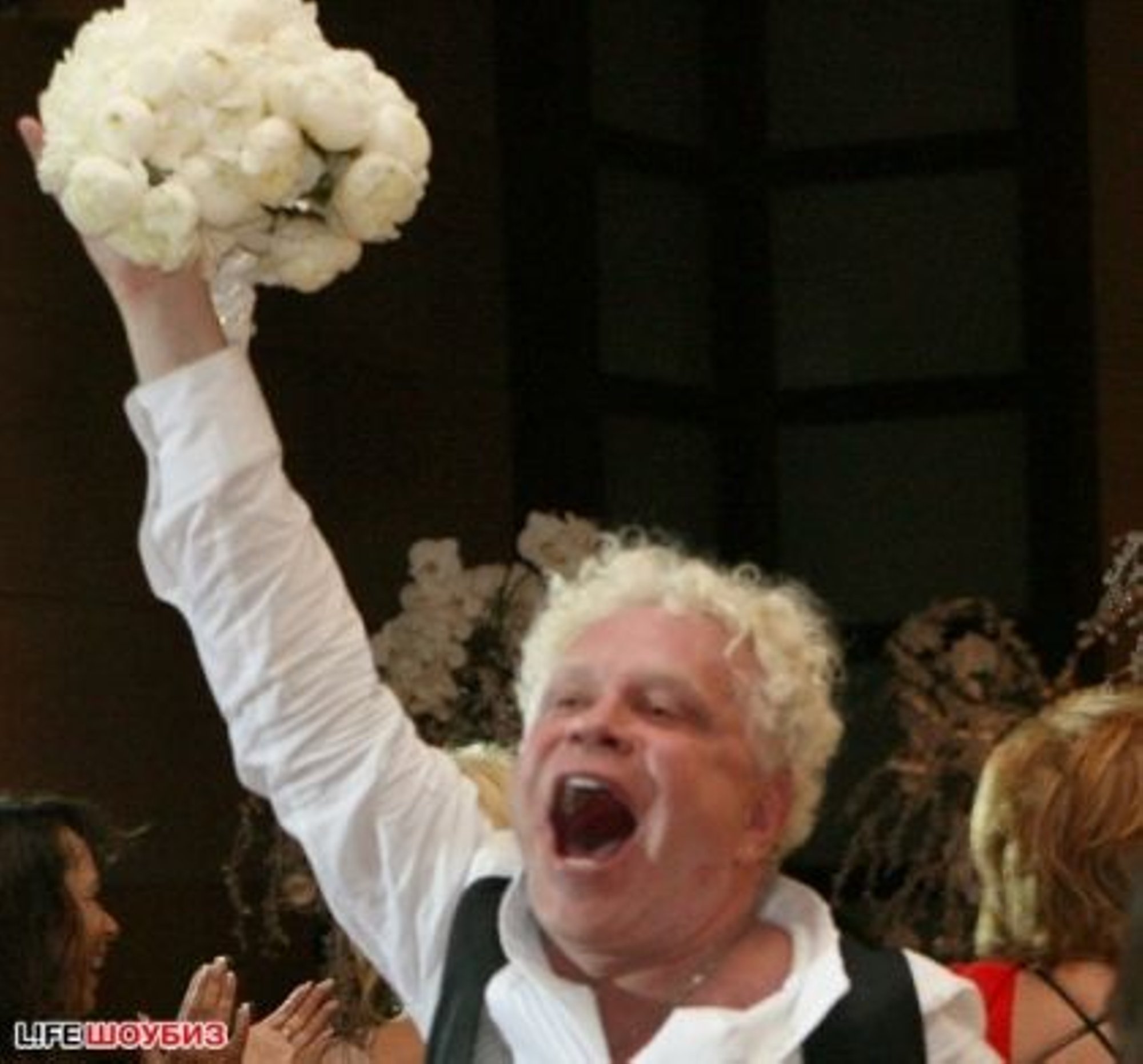 Дед кидать. Смешной букет невесты. Поймала букет невесты на свадьбе.