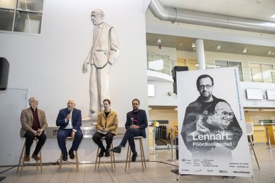 ETENDUSE PRESSIKONVERENTS Sel ajal, kui teksti autor Jaak Jõerüüt, lavastuse idee autor ja ellukutsuja, Delfi ja Eesti Päevalehe juht Urmo Soonvald, lavastaja Karl Laumets ja peaosatäitja Ivo Uukkivi idee avalikustasid, kiirustasid Brüsseli lennule endine peaminister Andrus Ansip ja poliitik Sven Mikser. Laumets märkis, et Meri ettenägelikkus ja põlvkondadevaheline side väärib rohkem meenutamist ja teadvustamist.