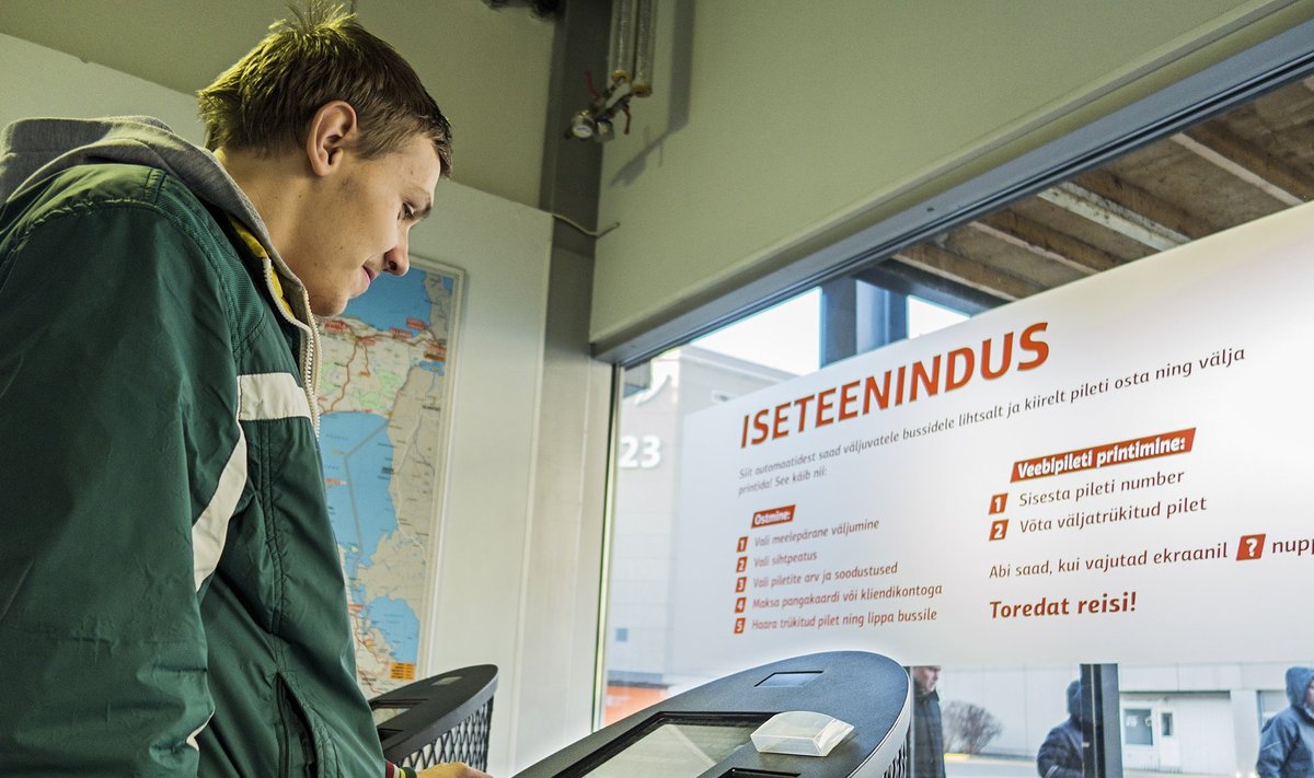  Mait Mikko ütleb Tartu bussijaamas veebipileti terminali ees, et sealtkaudu pileti ostmine ei ole keeruline.
