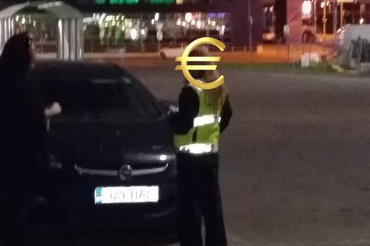 FOTO | Sikupilli Prisma öised kliendid said poe ees parkimise eest trahvi.  Ühisteenused selgitab, milline on sealne parkimiskord - Ärileht