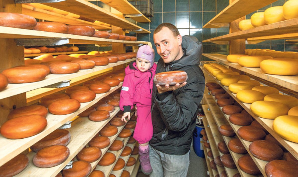 “Esko talu tulevikplaanides on nii jäätise valmistamine kui juustuvaliku laiendamine,” teatab noorpereme     es Gunnar Eensalu. Pildil on ta koos pisitütar Greta-Loorega.