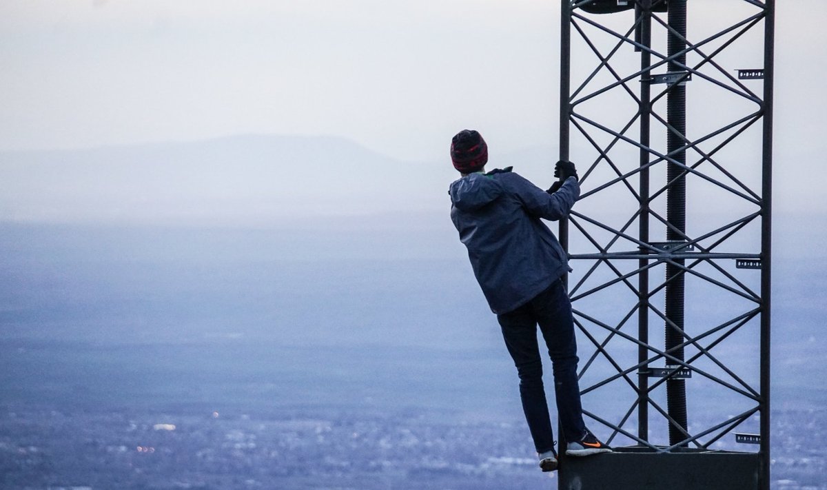 Illustratiivse tähendusega pilt mobiilimasti otsa ronimisest (Foto: Unsplash.com / Jack Sloop)