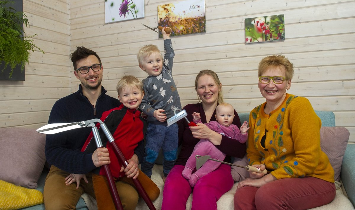 Palusalude klann oma tööriistadega: Falk-David, Jonathan, Leopold, Maria, pesamuna Luisa ja Reet.