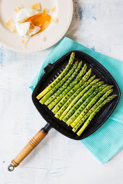 Grillitud sparglid pošeeritud muna ja parmesaniga