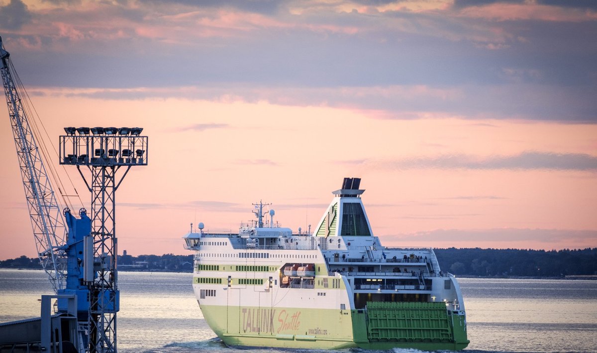 Tallink Shuttle päikeseloojangul