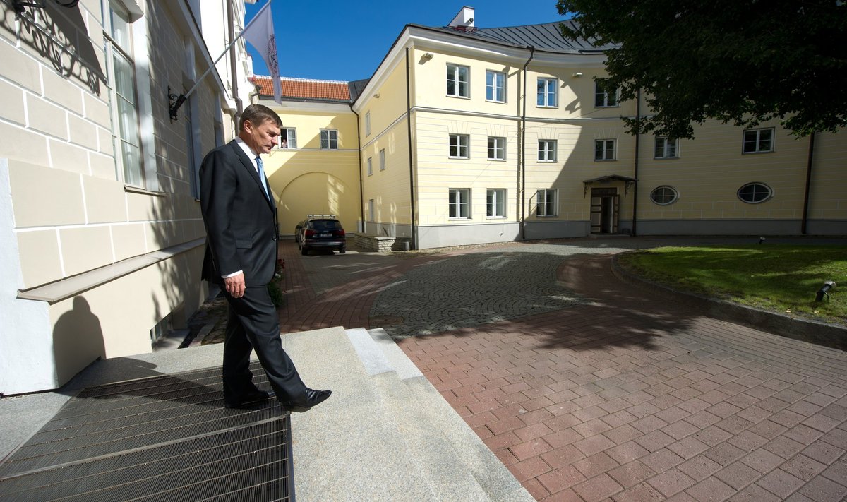 Peaminister Ansip Stenbocki maja hoovis.