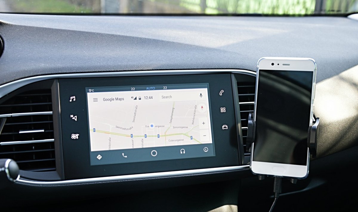 Google Mapsi rakendus autos, antud juhul on kasutatud Android Auto lahendust
