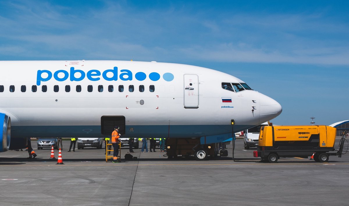 Pobeda odavlennufirma värvides Boeing-737 Moskva Šeremetjevo lennujaamas