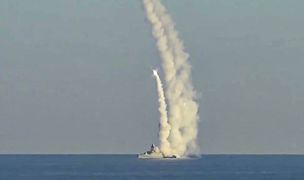 Vene sõjalaevad tulistavad välja Kalibr-rakette.