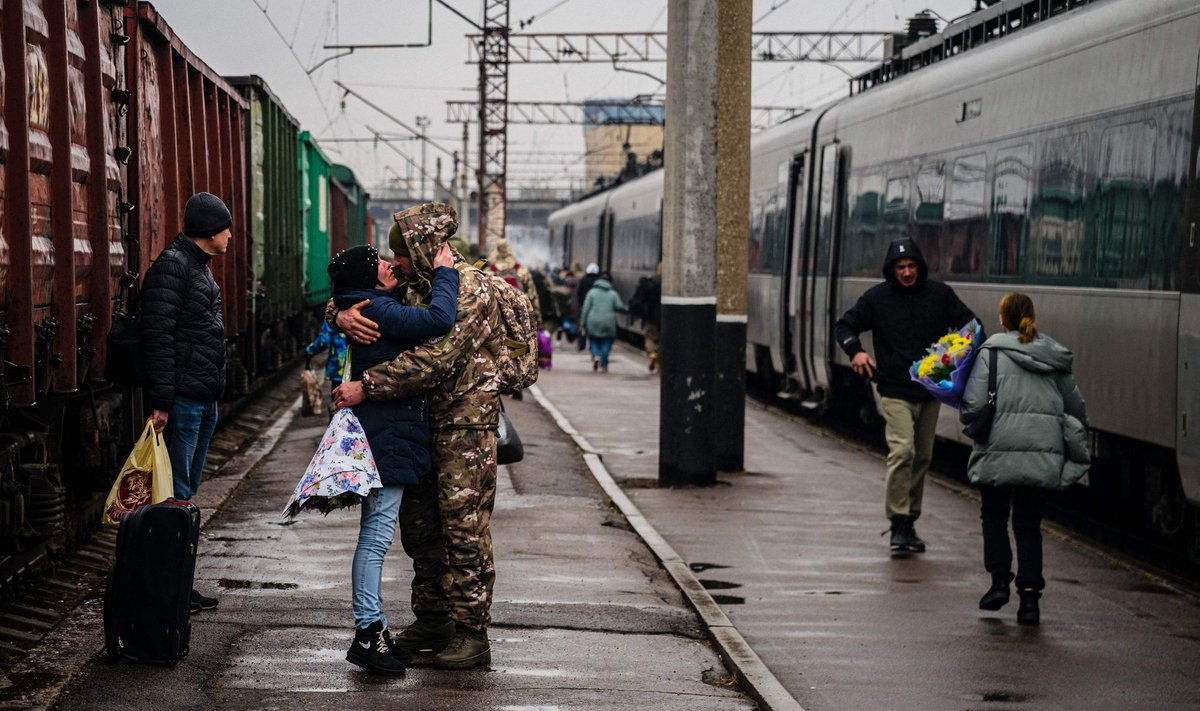 HETK ÕRNUST: Väheseid helgeid hetki sõjas tükkideks rebitud riigis. Kramatorski raudteejaamas tervitab sõdurit tema pruut.