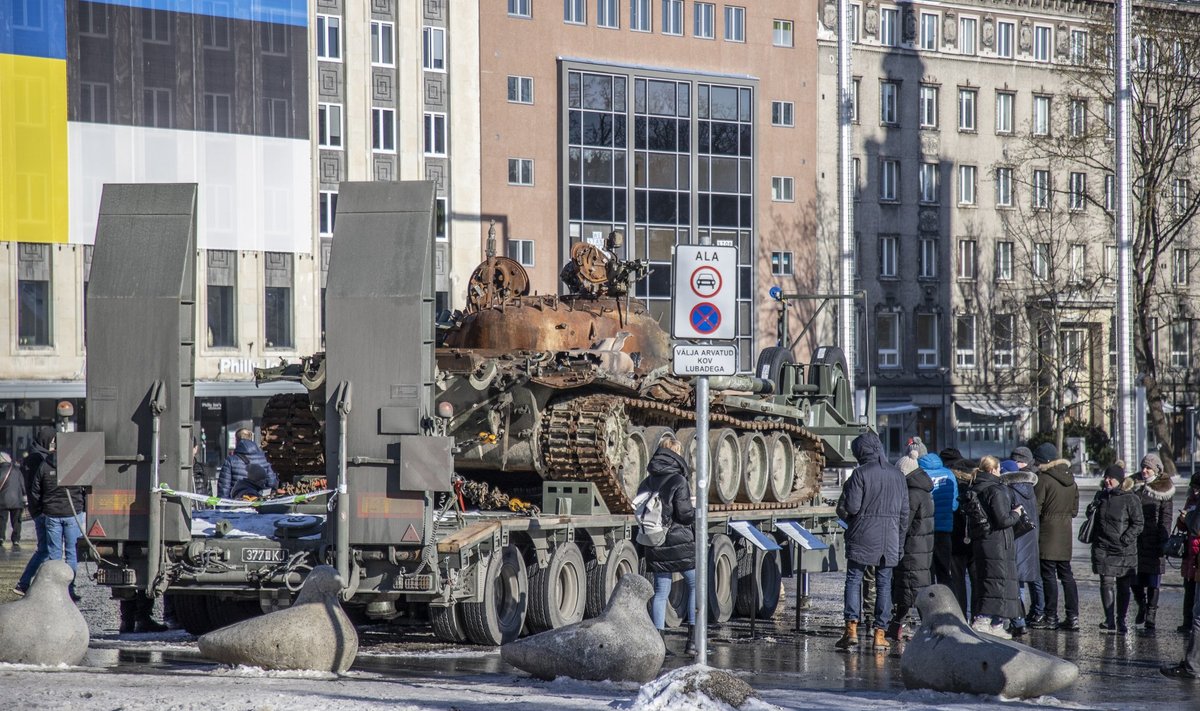 Российский танк Т-72, подбитый в Украине