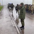 VIDEO | Kuni kolm aastat kinnimaja: sõdimast keeldunud Vene sõdurid arreteeriti väeosa ees