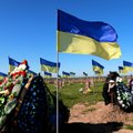 Südantlõhestav FOTO | Pisike Ukraina tüdruk võttis oma esimese sünnipäeva vastu sõjas langenud isa haual