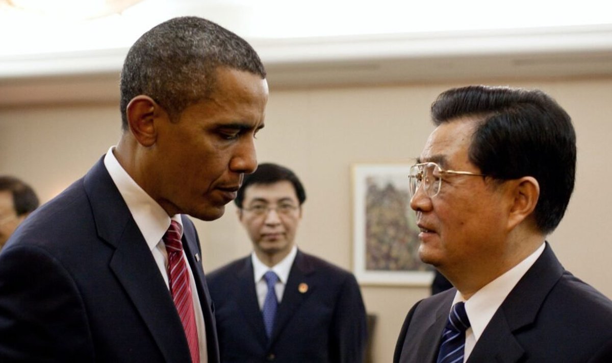 Kes on pildil kõige tähtsam? Wang Huning vaatab kuidas Hiina President Hu Jintao räägib USA Presidendi Barack Obamaga Toronto G7 tippkohtumisel.