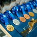 FOTOD | Peaminister ja EOK president panid noortele vehklejatele kaela EV100-le pühendatud Eesti meistrivõistluste medalid