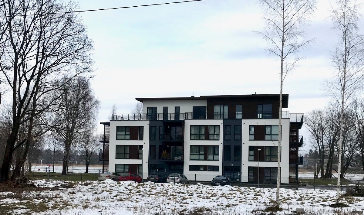 Vesiroosi Villa OÜ Pärnu jõe kaldale ehitatud kortermaja jõudis prokuratuuri aastaraamatusse, sest sellega seostub viimaste aastate suurim maksupettuste võrgustik.
