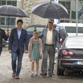 FOTOD: President Toomas Hendrik Ilves käis vihma trotsides lastega lavastust "Sünnisõnad" vaatamas