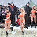 FOTOD: Viljandi järvejääl võis näha poolpaljaid näitsikuid