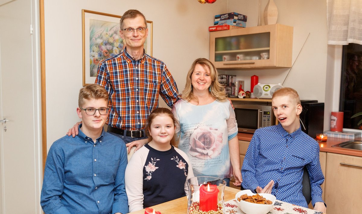 Tõnn (vasakult), Kalle, Linda, Rita ja Mats toimetavad kõige enam oma avara kodu esimesel korrusel – seal asuvad nii Matsi tuba, köök kui ka muu eluks vajalik ja kõik saavad olla koos.