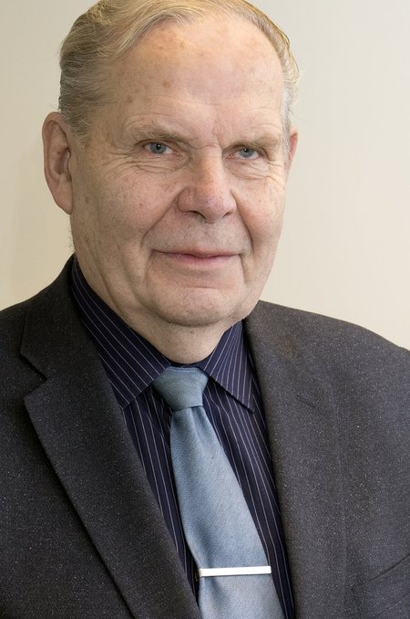Uno Feldschmidt, vandeadvokaat, TTÜ majandusteaduskonna õigusinstituudi lektor