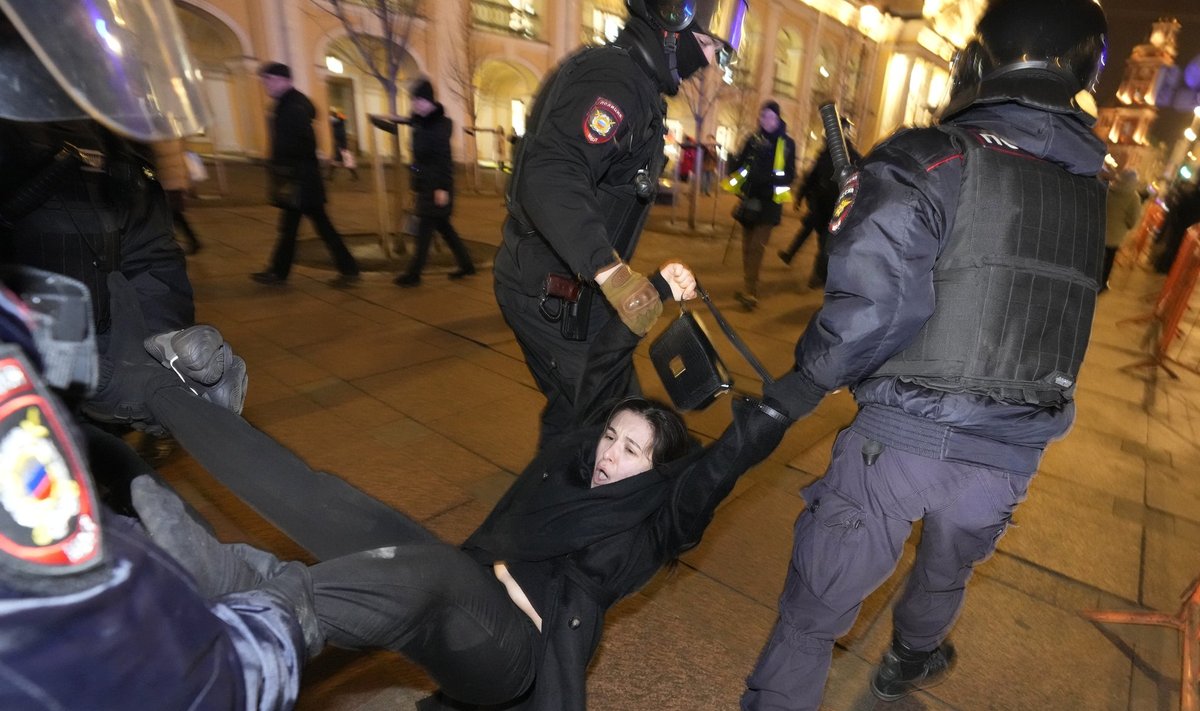 VAHENDEID EI VALITA: Korrakaitseüksuslased Peterburis meeleavaldajat minema tassimas.