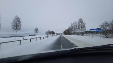 FOTOD | Tugev lumesadu põhjustab liikluses segadust. Elektrita on tuhanded kliendid
