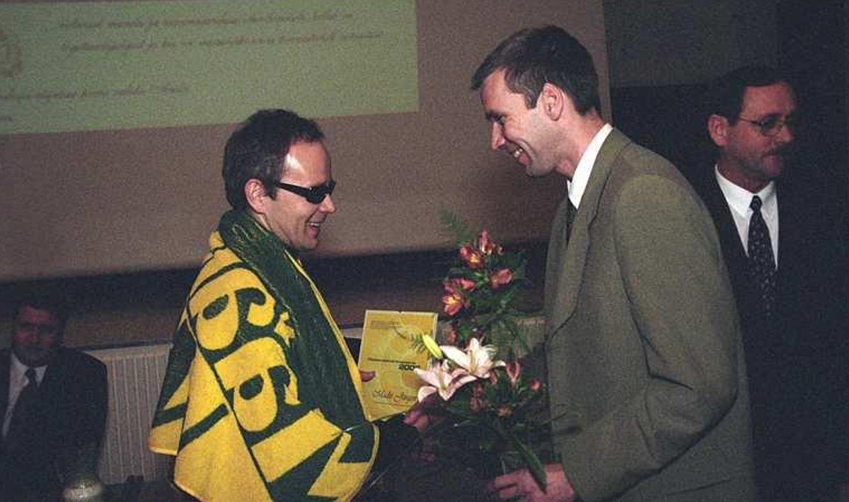 Madis Jürgenile annab preemia üle Maalehe peatoimetaja Sulev Valner.