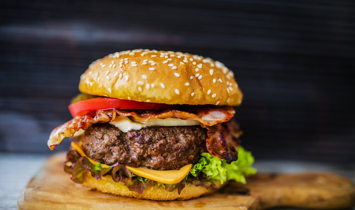 Tuntud ütlus “mees teeb ülikonna” kehtib äärmiselt täpselt ka selle nädala retseptisoovituse kohta, sest tihti tagasihoidlikku rämpstoidunimetust kandev hamburger peidab endas elegantsi, maitseid, meeleolu ja korralikku, kvaliteetset kõhutäit.