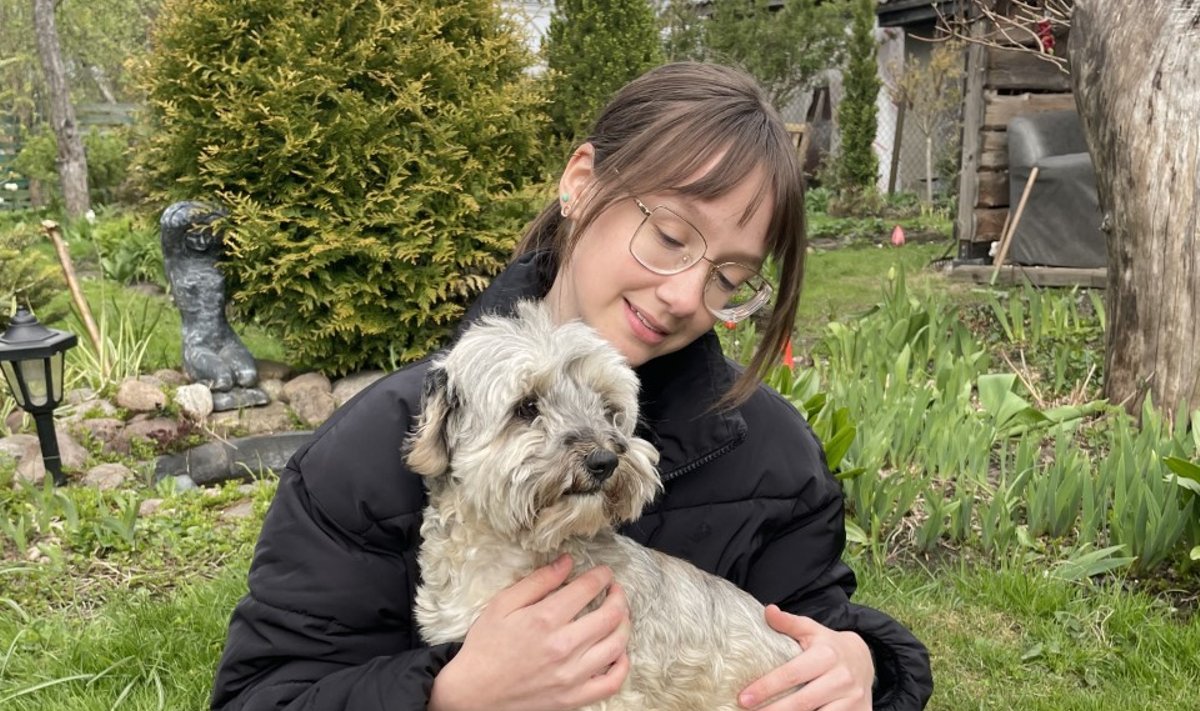 Alina-Lisett ja päästetud koer Mopp