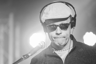 Tartu linnapea Urmas Klaas tegi debüüdi DJ'na Tartu linna päevadel peosaaliks ümber tehtud turuhoones