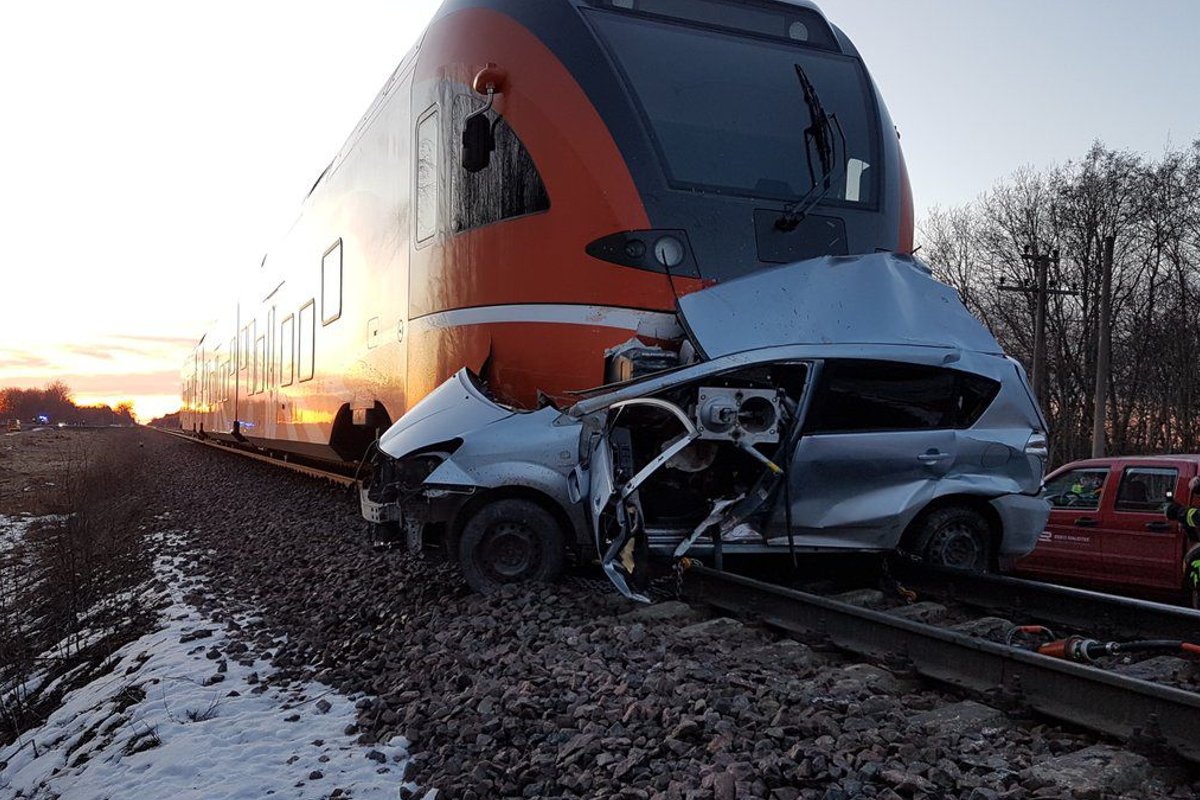 Авария ржд сегодня. Железнодорожная авария. Столкновение поезда с автомобилем.