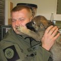 NUNNU | Piirivalvega liitunud rosinasilmne koerakutsikas külvas esimese asjana peremehe musidega üle