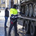 ФОТО | У российского танка в Таллинне дежурит охранная фирма: к нему кладут цветы с георгиевскими лентами