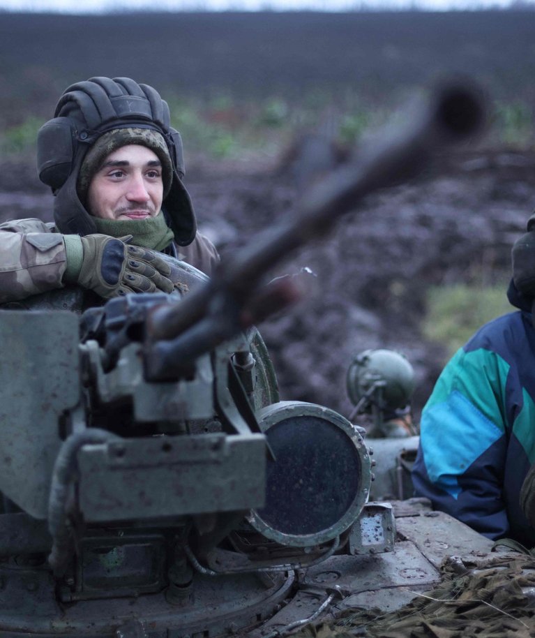 Ukraina sõdurid tankil Ida-Ukraina rindepositsioonil. Foto tehtud 28. novembril 2022.