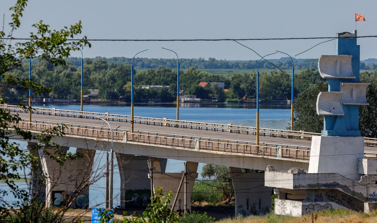 Dnepri jõge ületav Antonivka sild on Vene vägede rasketehnika jaoks kasutuskõlbmatuks tehtud.