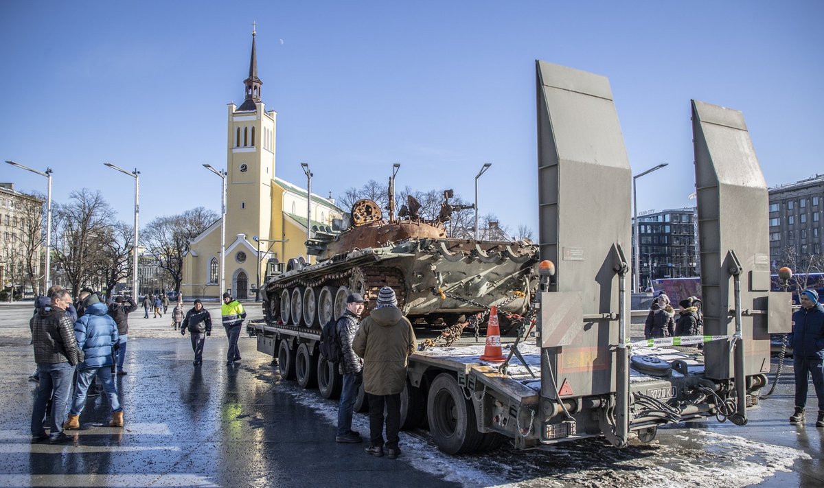 Российский танк на площади Вабадузе