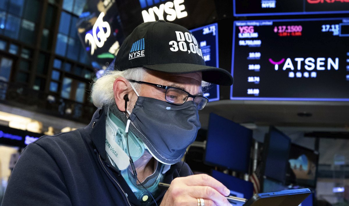 Börsikaupleja kannab Dow Jonesi tööstuskeskmise 30 000 punkti läbimise puhul sellekohast mütsi