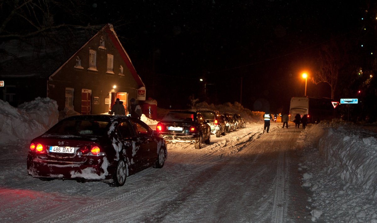 Viis aastat tagasi detsembris möllanud torm tuiskas Padaoru teelõigul autod lumevangi.