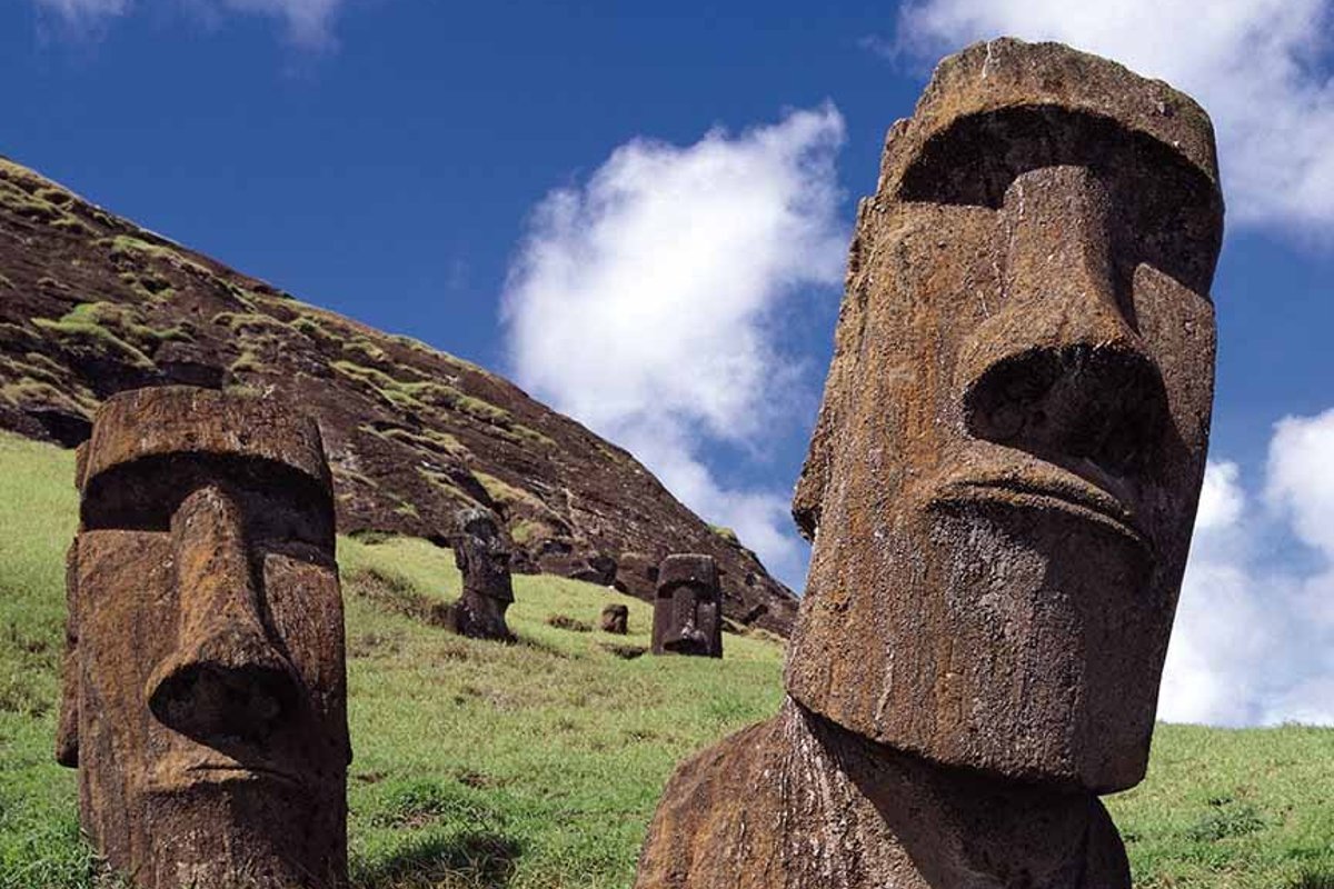 Каменные статуи острова пасхи страна. Каменные истуканы острова Пасхи. Остров Пасхи статуи Моаи. Статуи истуканов на острове Пасхи.