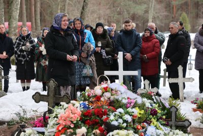 LAPSELAPSED Raina ja Reena olid Virvele väga kallid – üheskoos tehti ka perebändi. Lähedaste sõnul ei soovinud Virve traditsioonilisi matuseid. „Ta ei tahtnud kiriklikke matuseid ega seda, et teda pikalt leinatakse ja taga nutetakse. Virve soovis, et matustel oleks lõbus," sõnas Raina.