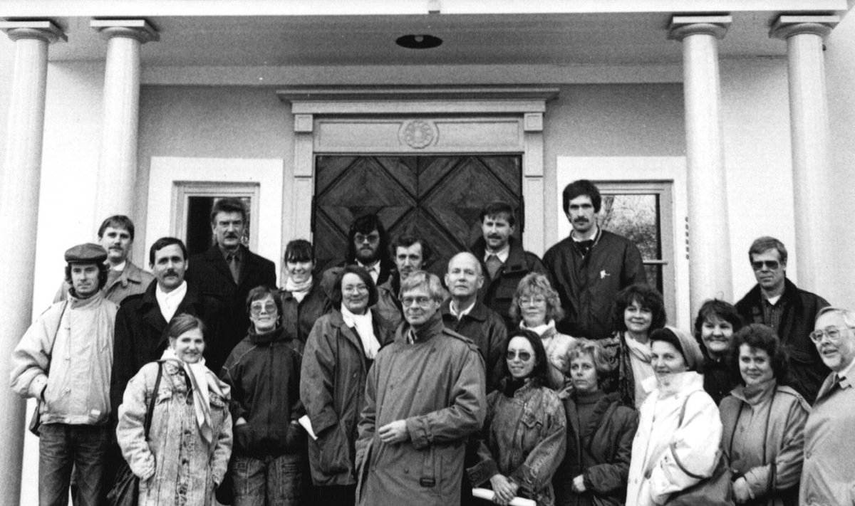 1990. aasta sügisel käis Maalehe toimetus Rootsis, et tutvuda sealse ajakirjanduse ja põllumajandusega. Võõrustajaks oli Landi toimetus. See reis Estonia pardal on paljudel meeles ilmselt elu lõpuni. Tallinnast Stockholmi sõites oli torm 30 m/s, nii et laev pandi öösel merel ankrusse. Kohale jõuti plaanitust kuus tundi hiljem.