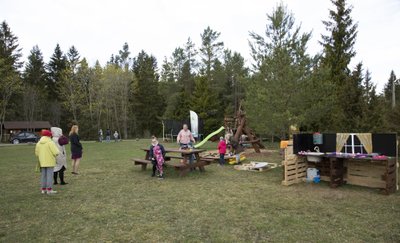 Noorteka õu on tegemisi ja uudistamisi täis, paremal vastvalminud sopaköök soperdajate ootel.