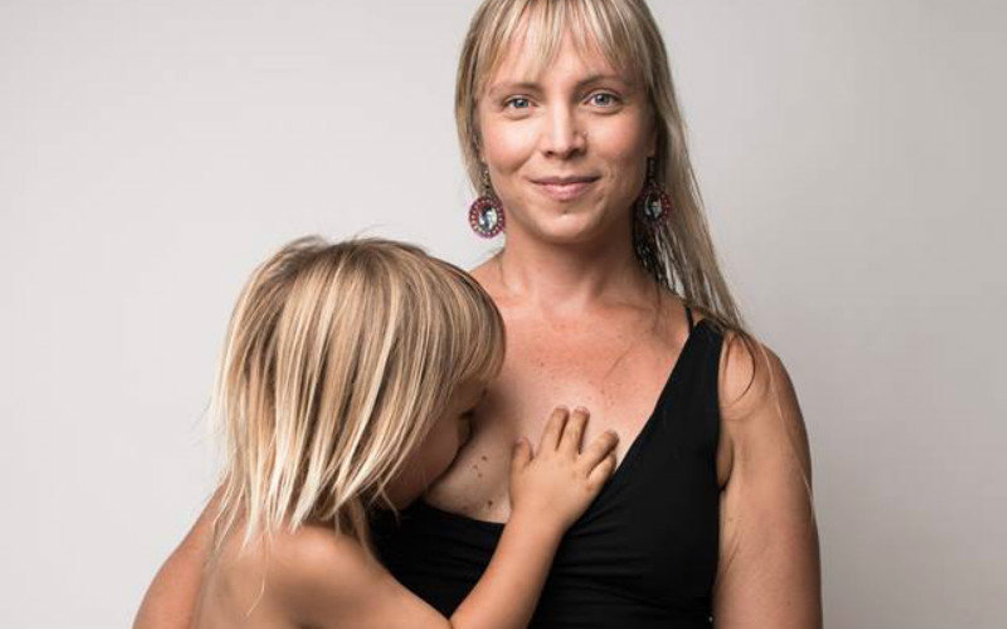 Мама лесбиянка история. Фотограф Джейд Билл Breastfeeding. Фото Джейд Билл. Женщины педофилки. Зрелый ребенок.