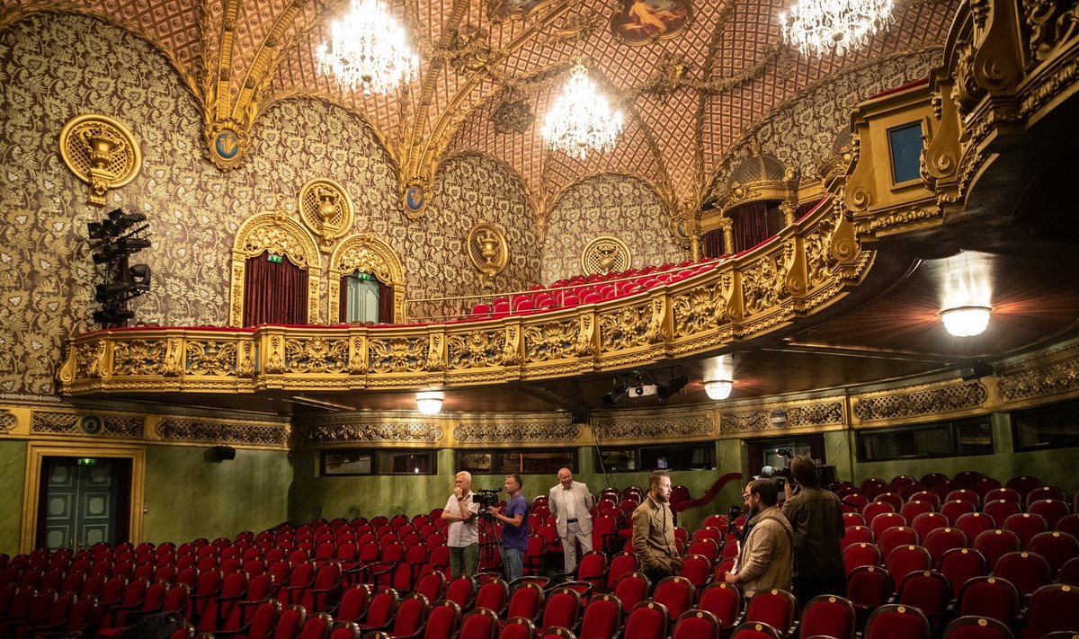 Mossoveti-nimeline teater toob Tallinna Vene Teatri saali ühel korral lavastuse „Kõik pole kassile vastlapäev”.