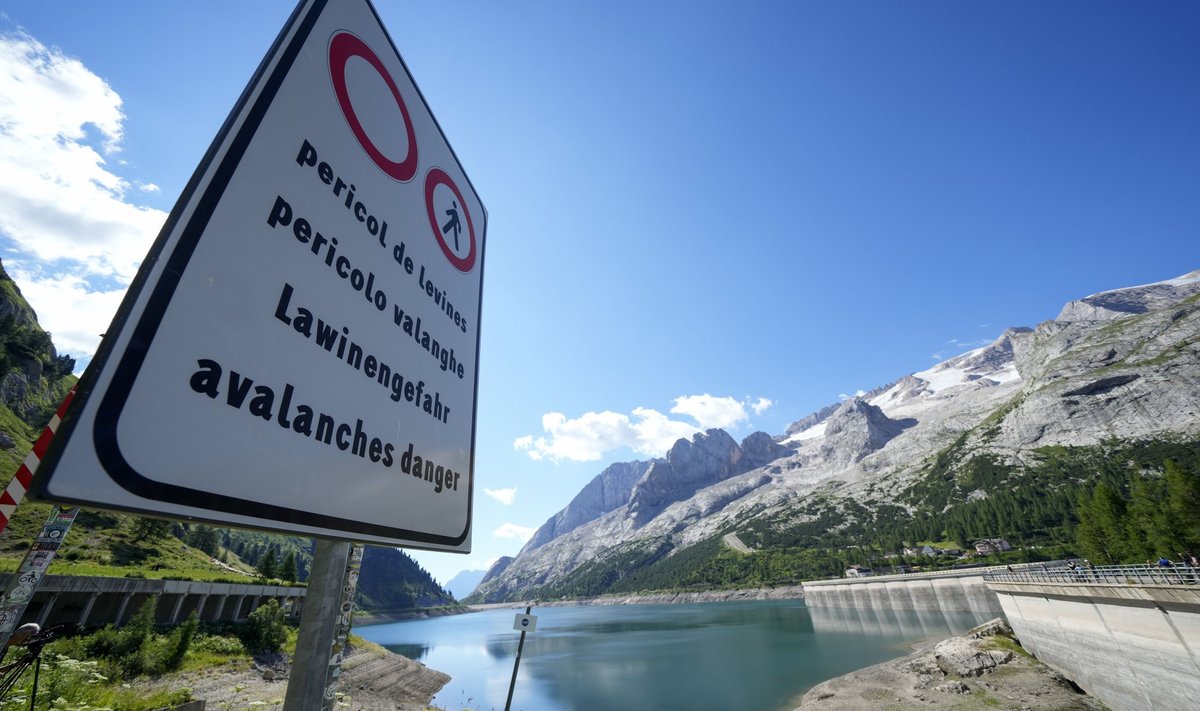 Marmolada mäe ees hoiatavad sildid varingu eest.